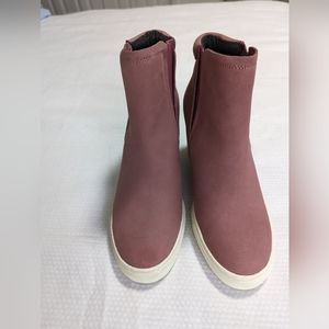 Kenneth Cole New York Women's Kam Wedge Sneaker - Choose SZ 7/color rouge.